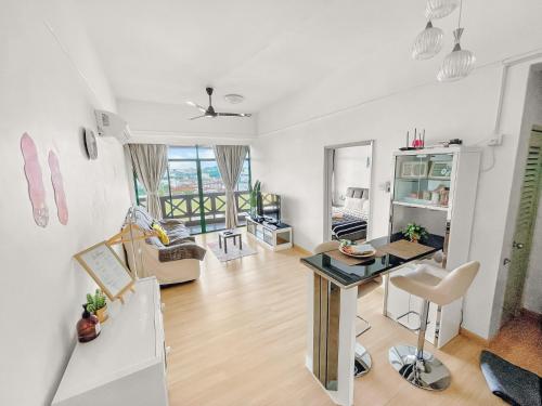 Posezení v ubytování 1 Bedroom Apartment, Melaka CBD Town Center- Hosted by Private Locals Resident, Balcony With City Skyline View or Seaview, Opposite Malls, TV BOX, 5 minutes to Jonker Street,