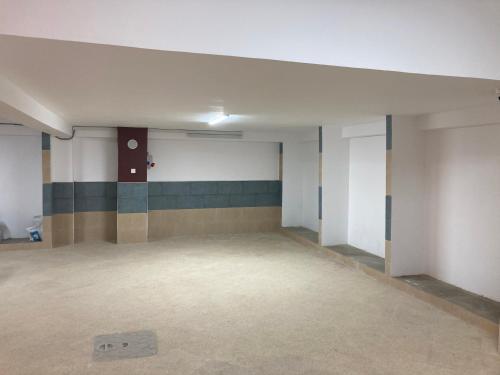 an empty room with blue and white walls at Location appart Oran Akid lotfi & Canastel in Oran