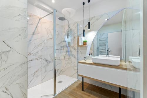 une salle de bain avec un lavabo et un miroir dans l'établissement Beautiful Modern and Design Accommodation, Old Antibes, à Antibes