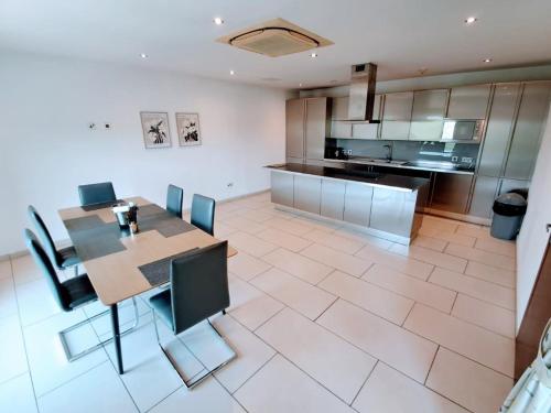 Η κουζίνα ή μικρή κουζίνα στο Cozy Three Bedroom Apartment at Villaggio