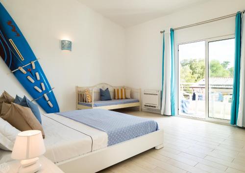 オルビアにあるVilletta Bianca - Klodgeのベッドとガラスの引き戸のある寝室