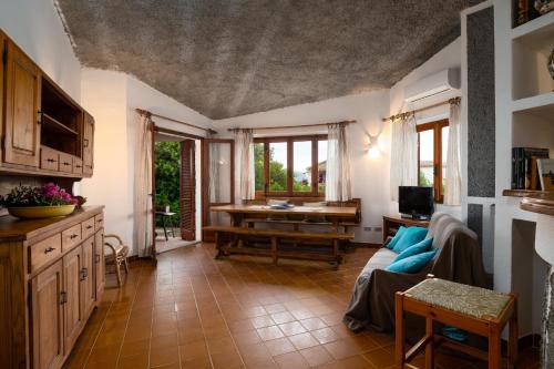 A seating area at Villa Bados 8 - Klodge