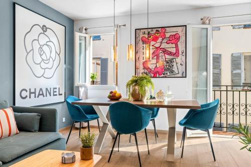 une salle à manger avec une table et des chaises bleues dans l'établissement Beautiful Modern and Design Accommodation, Old Antibes, à Antibes
