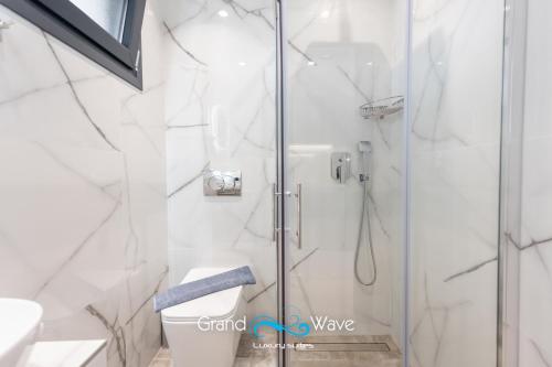 Bilik mandi di Grand Wave Luxury Suites