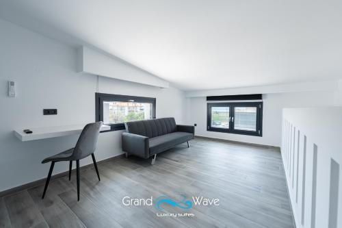 Ruang duduk di Grand Wave Luxury Suites
