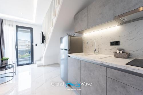 Dapur atau dapur kecil di Grand Wave Luxury Suites