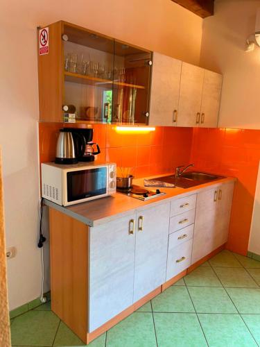 Η κουζίνα ή μικρή κουζίνα στο Holiday Home Larma
