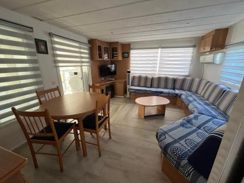un salon avec un canapé et une table dans l'établissement Chalet tout confort 6 personnes proche des plages - V0850, à Vias