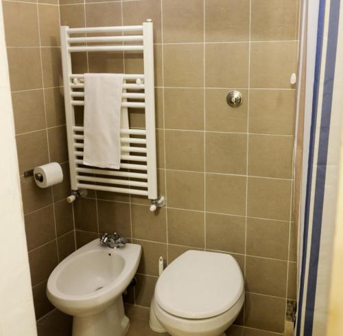 La salle de bains est pourvue de toilettes et d'un lavabo. dans l'établissement Albergo Bernini, à Sienne