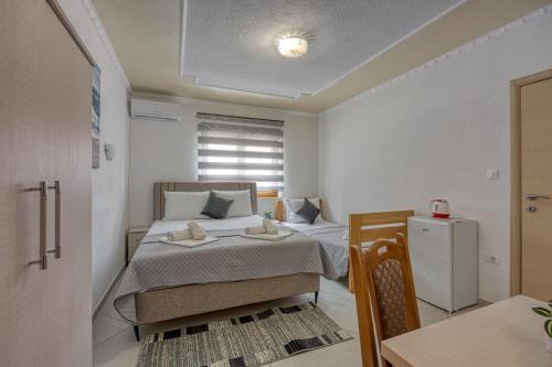 Una cama o camas en una habitación de Stipe Rooms