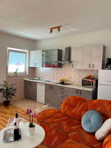 Η κουζίνα ή μικρή κουζίνα στο Holiday Home Larma