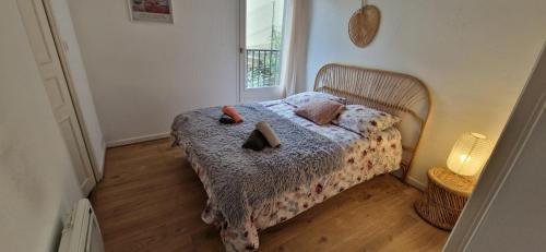 une chambre avec un lit avec deux animaux en peluche dessus dans l'établissement Charmant T2 au calme avec vue mer, proche centre de Collioure et parking, à Collioure