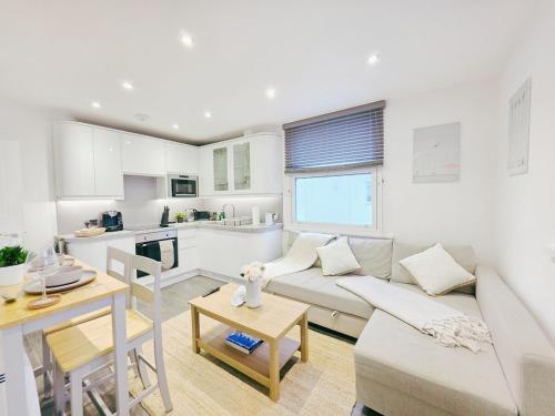a living room with a couch and a table at Cosy 1 Bed Home, City Centre, Long & Short Stays in Brighton & Hove