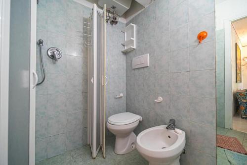 费拉约港Un Giardino Sul Forno - Goelba的带马桶和淋浴的浴室