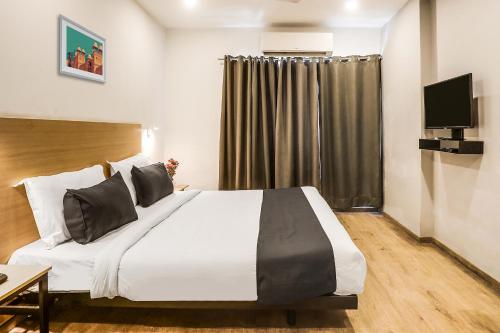 Μια τηλεόραση ή/και κέντρο ψυχαγωγίας στο Townhouse Rajdhani Residency