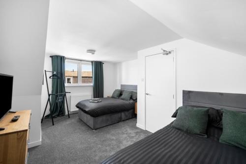 a bedroom with a bed and a couch at 4BR 2Bathroom in Central Location with Free Parking in Montrose