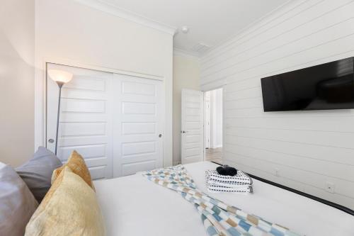 Кровать или кровати в номере Goodyear Getaway W Hot Tub and 6 min from Ball Park!