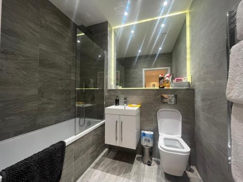 Ένα μπάνιο στο Grosvenor Rd Studio - Sleeps 4 Pet Friendly WiFi