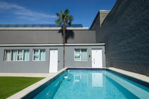 Hồ bơi trong/gần City Club Circle