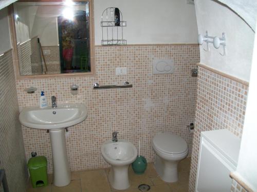 a small bathroom with a sink and a toilet at Agriturismo I Trulli Di Zio Dino in Cisternino