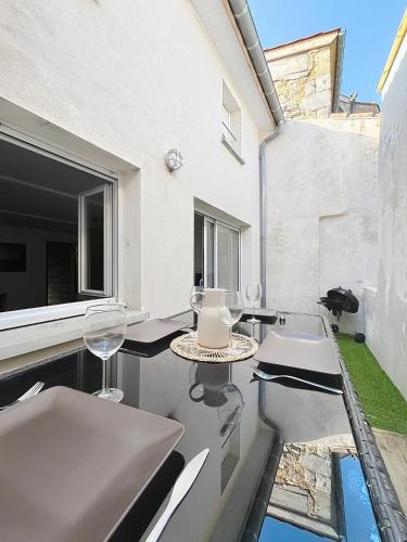 d'un balcon avec des chaises, une table et une fenêtre. dans l'établissement Grand Duplex avec terrasse au cœur de Blaye, à Blaye