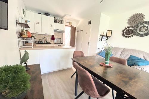 un salon avec une table et un canapé dans l'établissement EUREKA 58 - 4 People - Pool and Garden - Near Naturist Village and Beaches, au Cap d'Agde