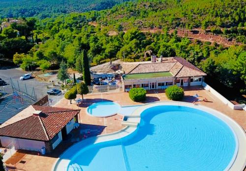 - une vue aérienne sur un complexe avec une grande piscine dans l'établissement Havre de paix, à Fréjus