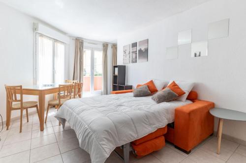 - une chambre avec un grand lit et une salle à manger dans l'établissement HAPPYFEW Le Palais des Arts, à Nice