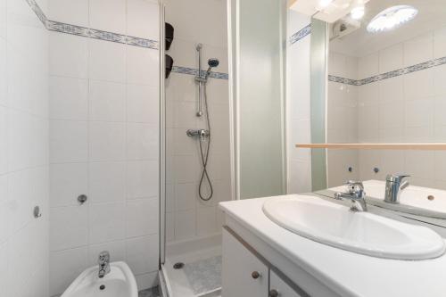 une salle de bain avec une douche, un lavabo et des toilettes dans l'établissement HAPPYFEW Le Palais des Arts, à Nice