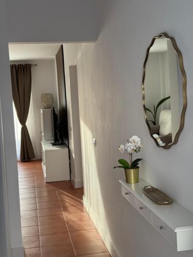 コンペタにあるCasa Serenaの鏡と花のテーブルが備わる部屋