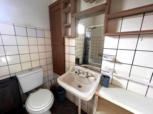 un bagno con un water e un lavandino di Casa Azucena a El Bolsón