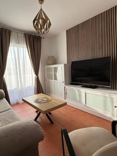 コンペタにあるCasa Serenaのテレビとテーブルのあるリビングルーム