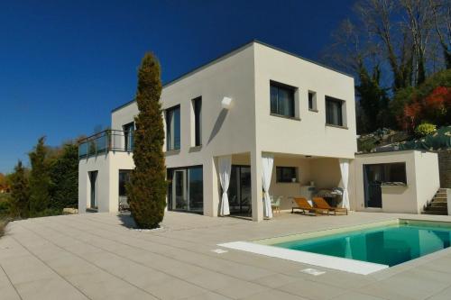 LES REFLETS DU LAC architect-designed house swimming pool lake view