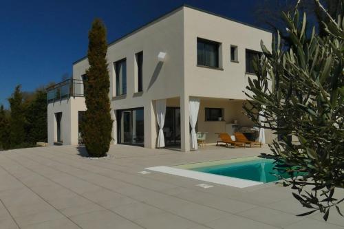 Photo de la galerie de l'établissement LES REFLETS DU LAC architect-designed house swimming pool lake view, à Bilieu