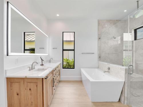 Ένα μπάνιο στο Pet friendly home with pool, hot tub and outdoor kitchen
