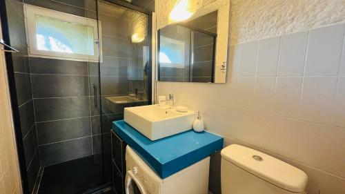 Un baño con lavabo, inodoro y espejo. en Studio Cocody 8 LUMIO, en Lumio