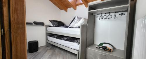 a room with three bunk beds in a room at Casa Camoscio Piano 2 in Cannobio