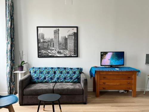 un salon avec un canapé et une table dans l'établissement Studio climatisé - Vue canal Royal, à Sète