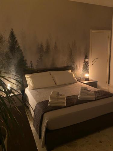 a bedroom with a bed with two towels on it at FICO LOCATION in Turi