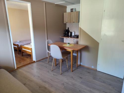 a small kitchen with a table and chairs in a room at Estike Apartmanok in Tiszafüred