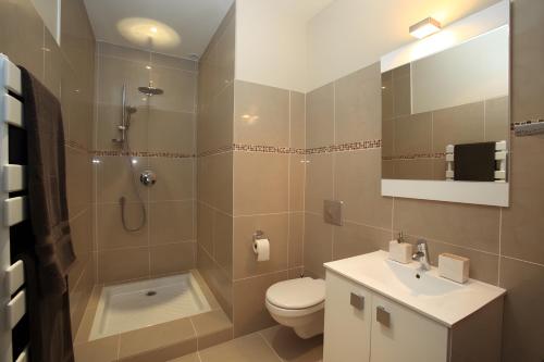 a bathroom with a toilet and a shower and a sink at Cinq & Sept LGBT Resort for men in Roujan