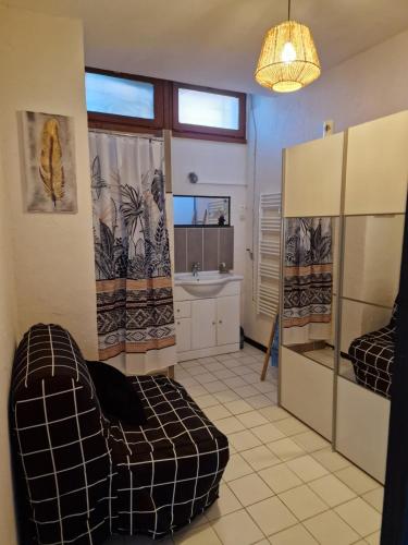 - un salon avec un canapé et un lavabo dans l'établissement Plage du grazel le thalassa, à Gruissan