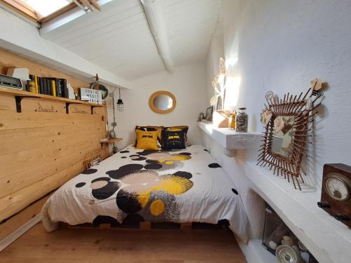 une chambre avec une couette en forme de vache sur un lit dans l'établissement Le Lodge Keraën, à Clermont-lʼHérault