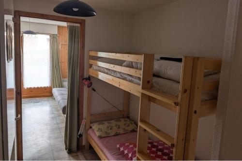 Postel nebo postele na pokoji v ubytování Studio le grizzli 50m to Ski Lift Free Parking