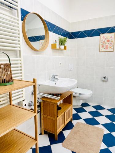 ein Badezimmer mit Waschbecken und Spiegel in der Unterkunft SH-Apartments-Stilvolles Studio in der Altstadt in Erfurt