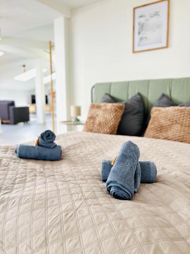 ein Bett mit zwei blauen Handtüchern darauf in der Unterkunft SH-Apartments-Stilvolles Studio in der Altstadt in Erfurt