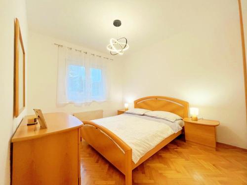 een slaapkamer met een bed, een bureau en een raam bij Blue Dolphin in Rijeka