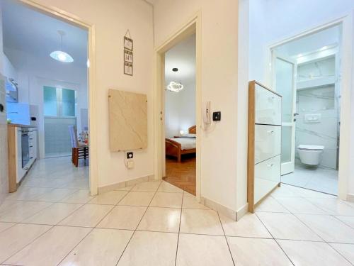 een grote kamer met een gang met een keuken en een badkamer bij Blue Dolphin in Rijeka