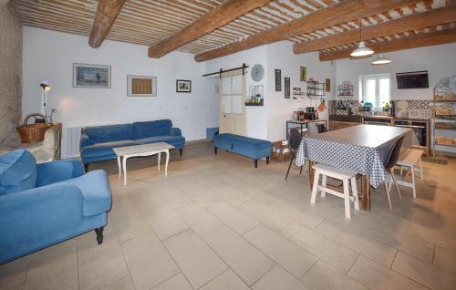 un salon avec des canapés bleus et une table dans l'établissement Lovely Home In Cavaillon, à Cavaillon