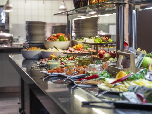 una linea a buffet con molti tipi diversi di cibo di Radisson Blu Resort, Trysil a Trysil